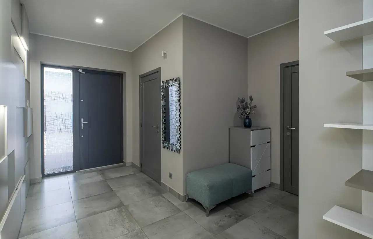 Jaka farba na klatkę schodową? Wybierz odporność i styl