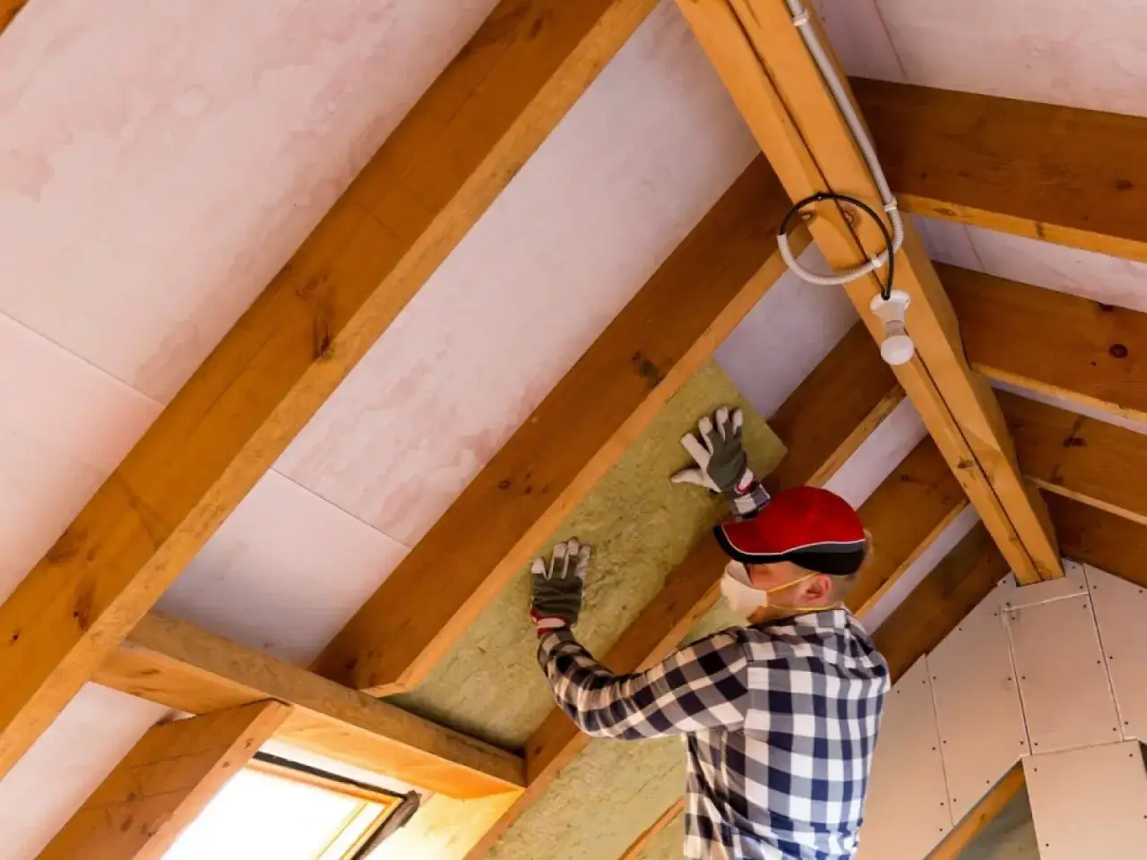 Jaka wełna na poddasze? Sprawdź, jak uniknąć kosztownych błędów