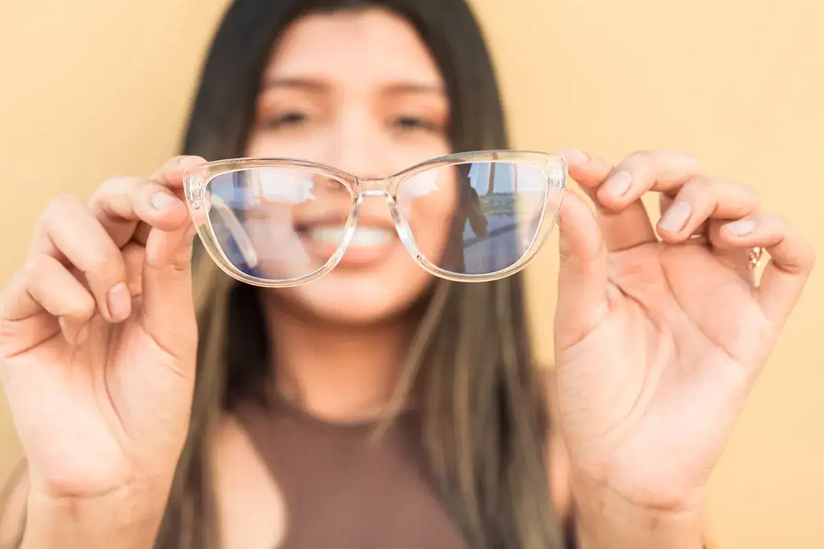 Przezroczyste oprawki: dla kogo? Sprawdź, czy pasują do Ciebie!