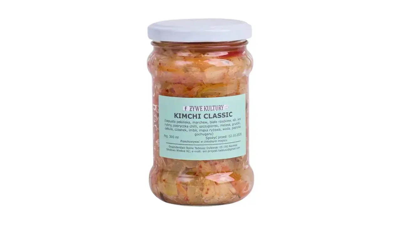 Słoik z kimchi z etykietą "KIMCHI CLASSIC" na białym tle.