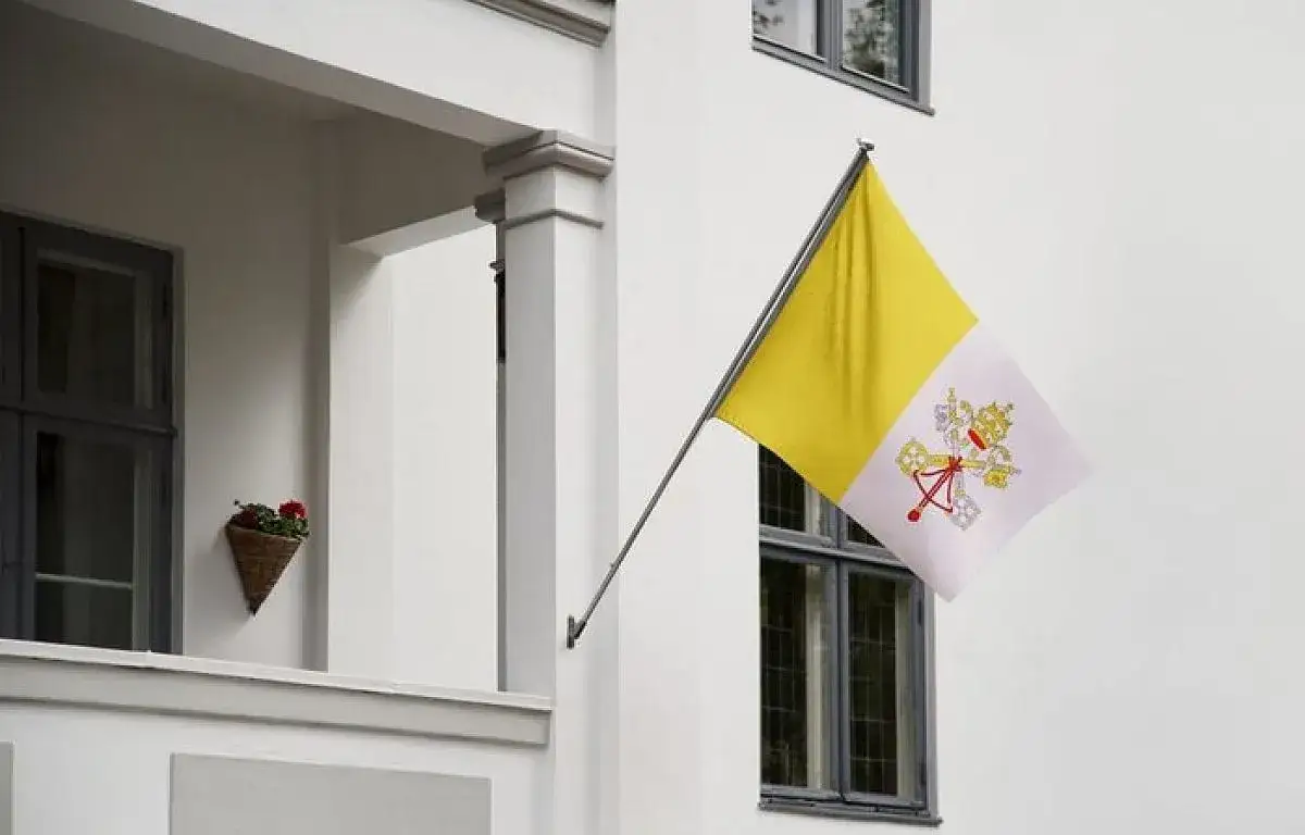 Jak wieszać flagę Watykanu poprawnie, unikając najczęstszych błędów