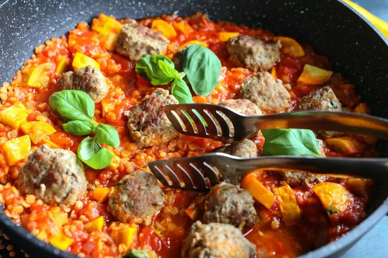 Pulpety w sosie pomidorowym: Z czym podać? Klasyka, zdrowie, nowości