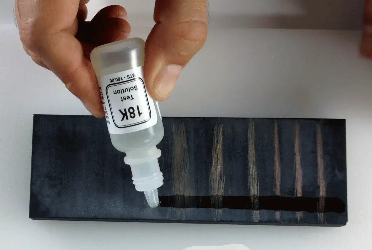 Jak sprawdzić złoto bez próby? Rozpoznaj fałszywki w domu!