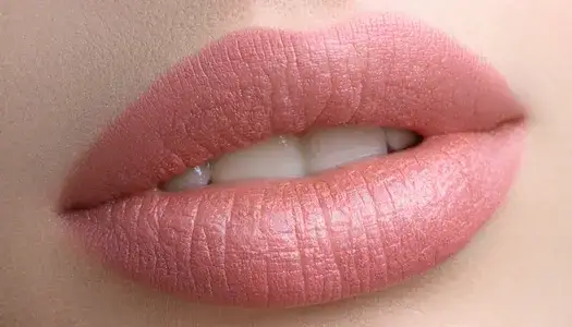 Czy makijaż permanentny ust boli? Poznaj prawdę o bólu i znieczuleniu