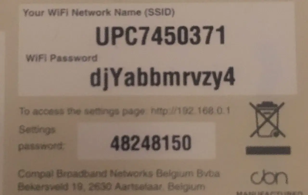 Hasło do wifi na routerze: djYabbmrvzy4. Nazwa sieci: UPC7450371.