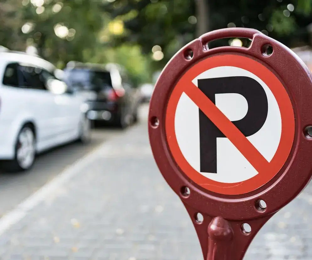 Czy można parkować tyłem do budynku? Sprawdź, co grozi za mandaty