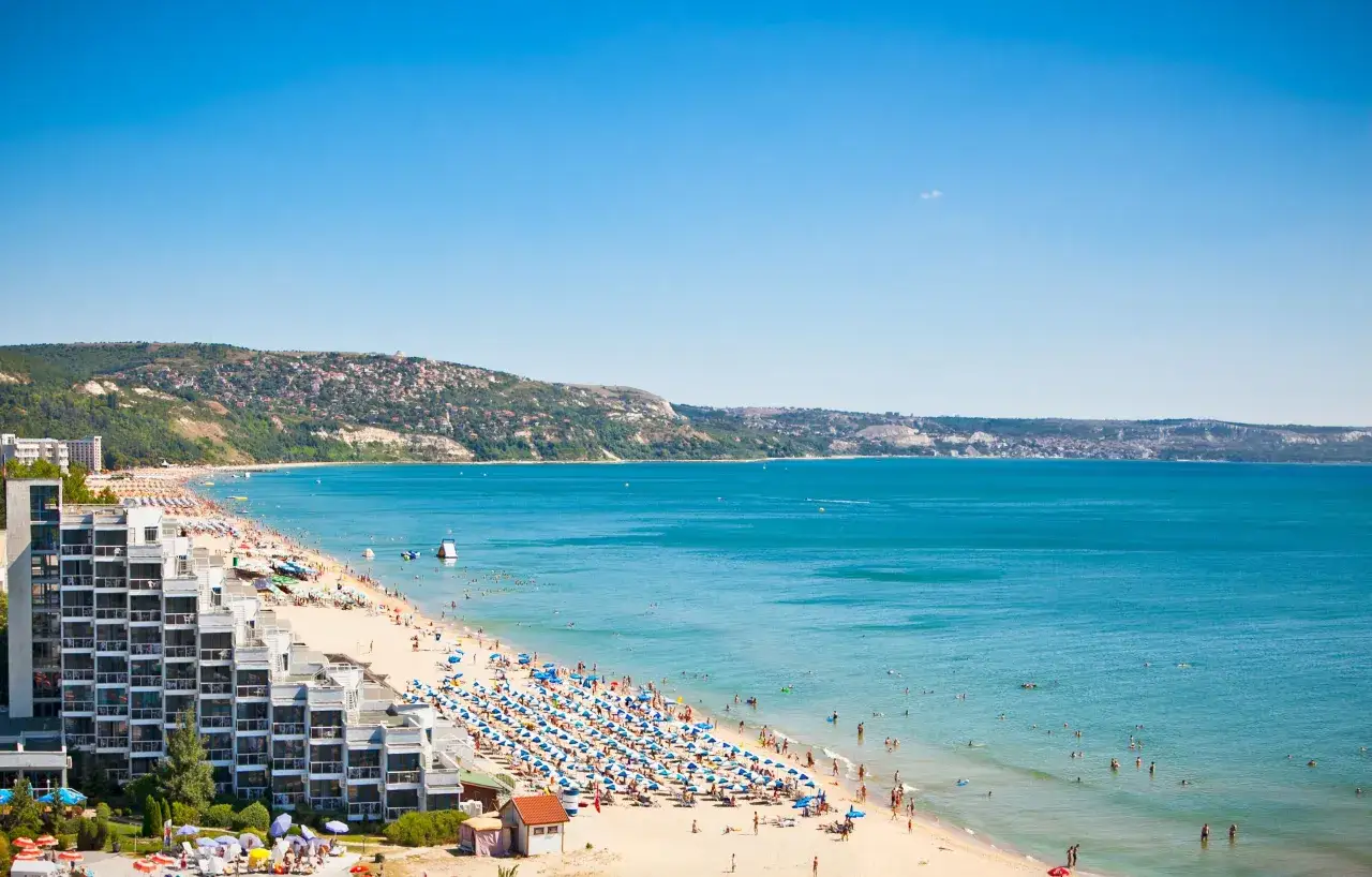 Tłum ludzi na plaży w Złotych Piaskach, Bułgaria. Zastanawiasz się, ile trwa lot do Bułgarii? To idealne miejsce na wakacje!