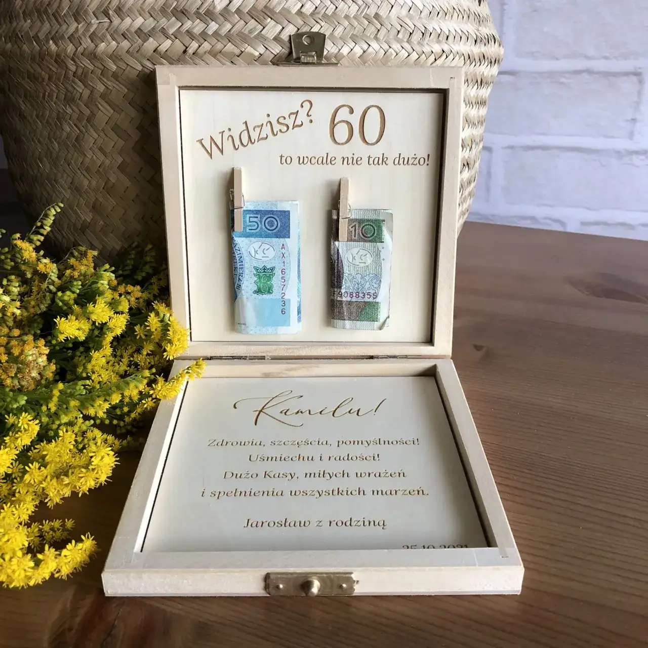 Najlepsze pomysły na prezent dla kobiety 60 lat – praktyczne i wyjątkowe propozycje