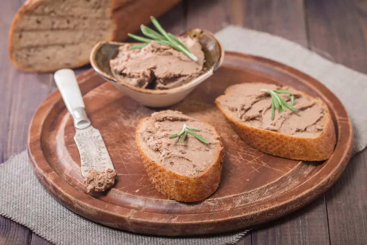 Jak zrobić pasztet z wątróbki drobiowej – prosty przepis na smaczne danie