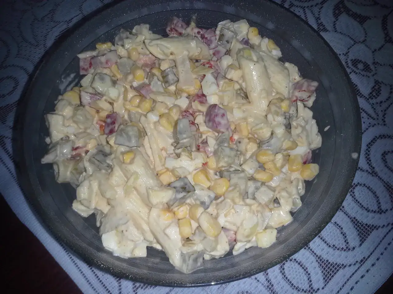 Prosta sałatka z makaronem penne i kurczakiem, która zachwyci smakiem