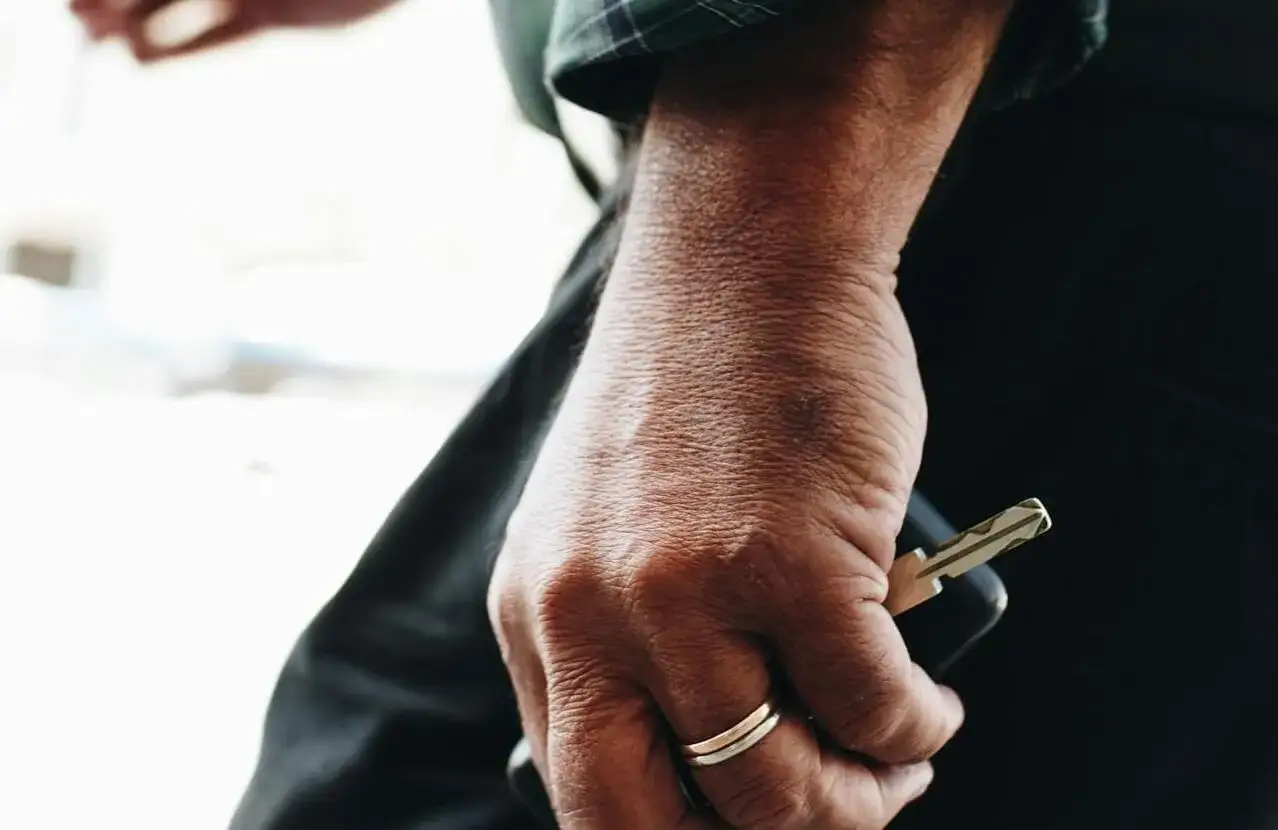 Jak otworzyć bagażnik bez kluczyka - skuteczne metody na awarię