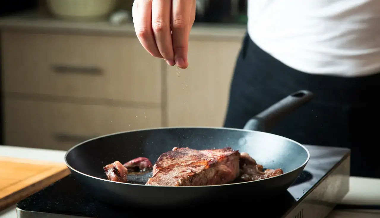 Na czym smażyć wołowinę, aby uniknąć suchego mięsa i uzyskać smak?