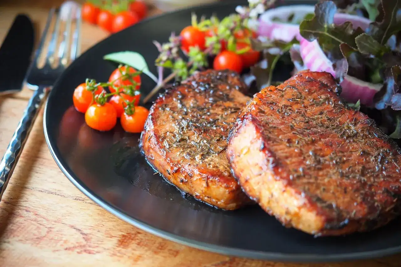 Jak upiec plastry schabu w piekarniku, by były soczyste i aromatyczne?