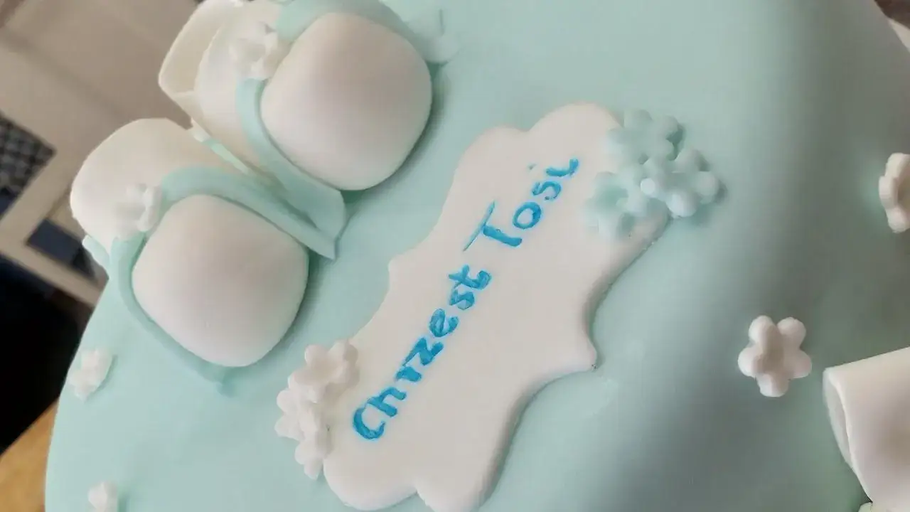 Jak samemu udekorować tort na chrzest, aby zachwycić gości?