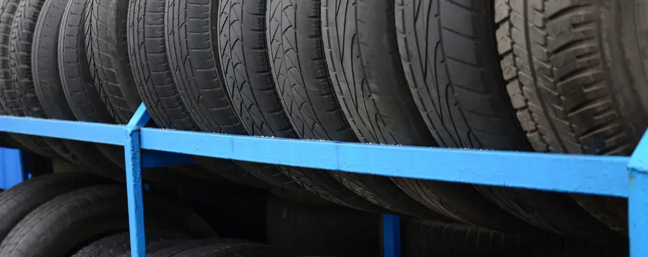 Opony całoroczne czy warto? Zobacz, co musisz wiedzieć przed zakupem