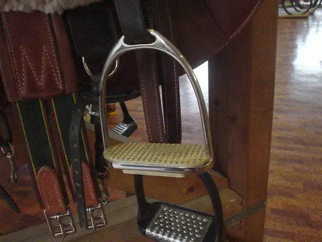 Jak wybrać strzemiona jeździeckie, które zapewnią bezpieczeństwo i komfort