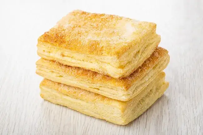 Ile kcal ma ciasto francuskie? Poznaj prawdziwą kaloryczność!