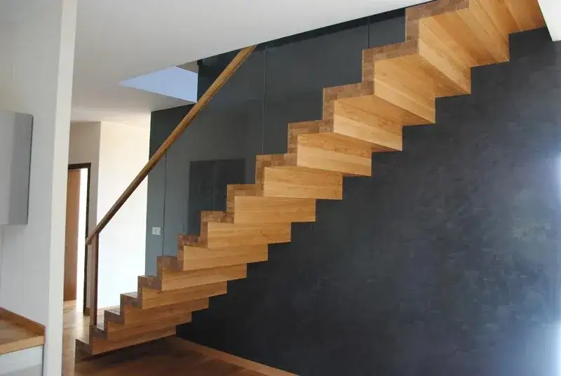 Schody dywanowe czy klasyczne – co wybrać, aby uniknąć rozczarowania?