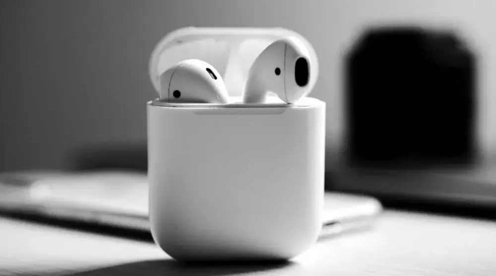 Jak wyczyścić AirPods z woskowiny i uniknąć uszkodzeń?