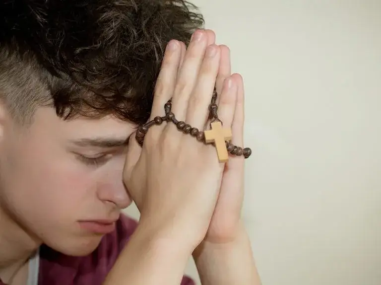 Co to jest bierzmowanie krótko? Poznaj jego znaczenie i rolę w wierze
