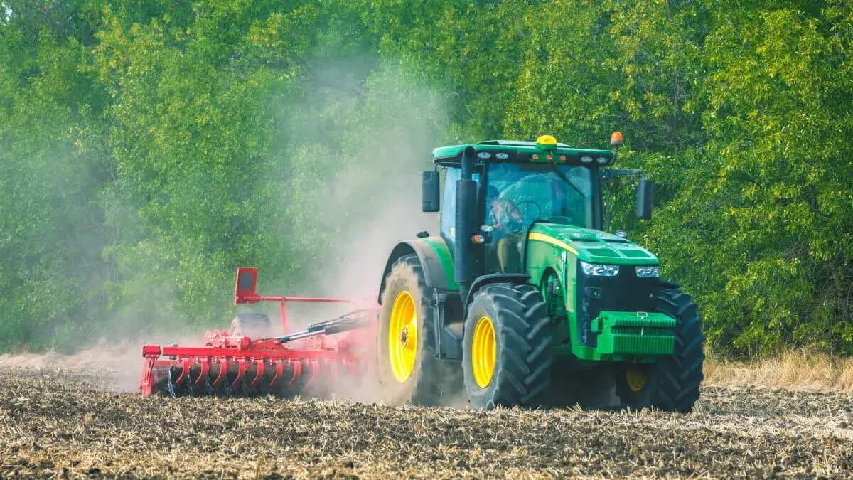 Ile kosztuje prawo jazdy na traktor? Sprawdź ukryte opłaty i koszty
