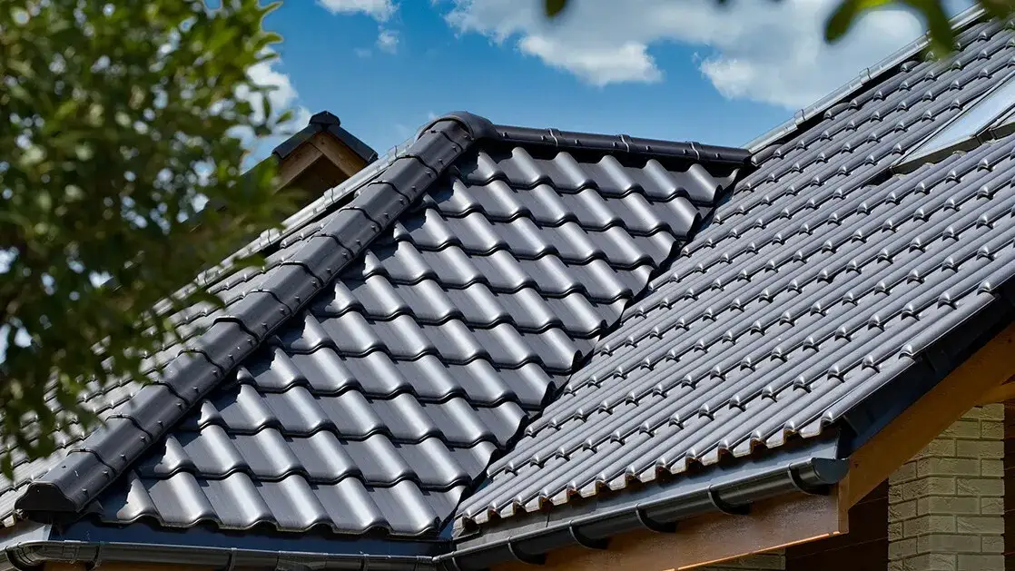 Dachówka szkliwiona czy angobowana - co wybrać dla lepszej ochrony?