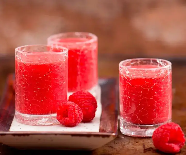 Najlepsze przepisy na drinki z Soplicą malinową, które zachwycą smakami