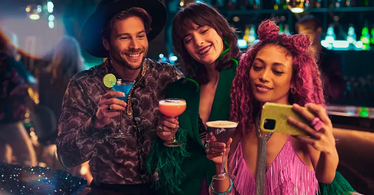 Pyszne drinki z niebieskim curacao, które zachwycą Twoich gości