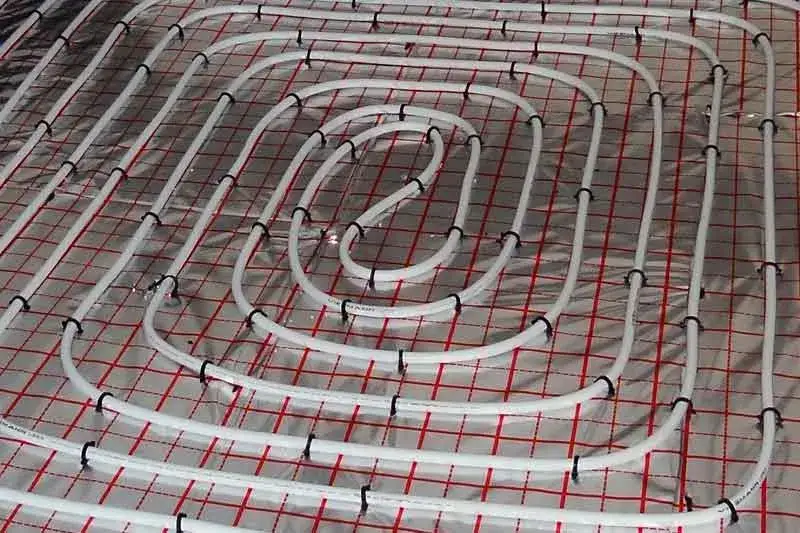 Kompletny poradnik jak sterować ogrzewaniem podłogowym i oszczędzać na rachunkach