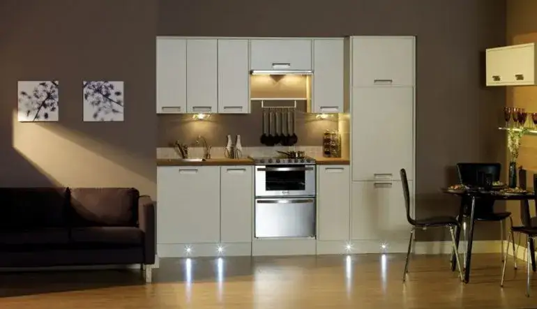 Na jaki kolor pomalować małą kuchnię, by zyskać przestronność?