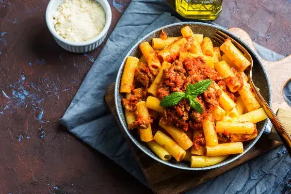 Różnice między penne a rigatoni: który makaron wybrać do potraw?