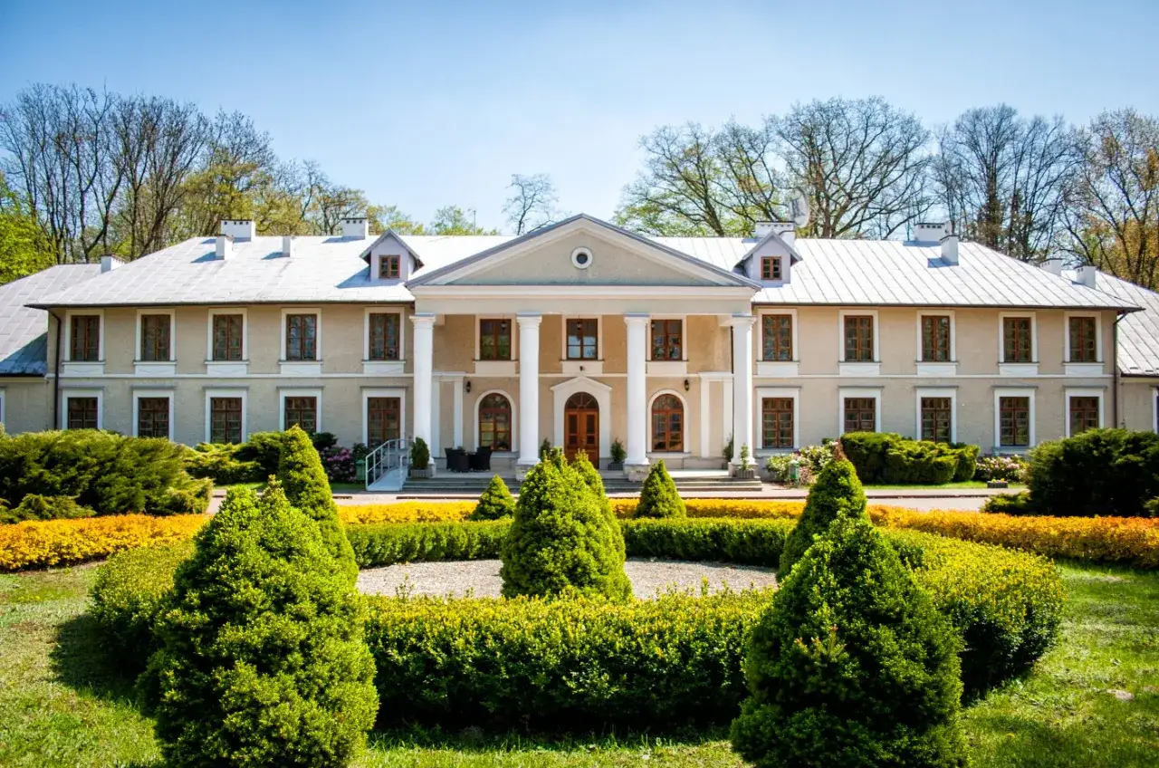 Hotel rytwiany pałac: luksusowy kompleks w zabytkowej rezydencji