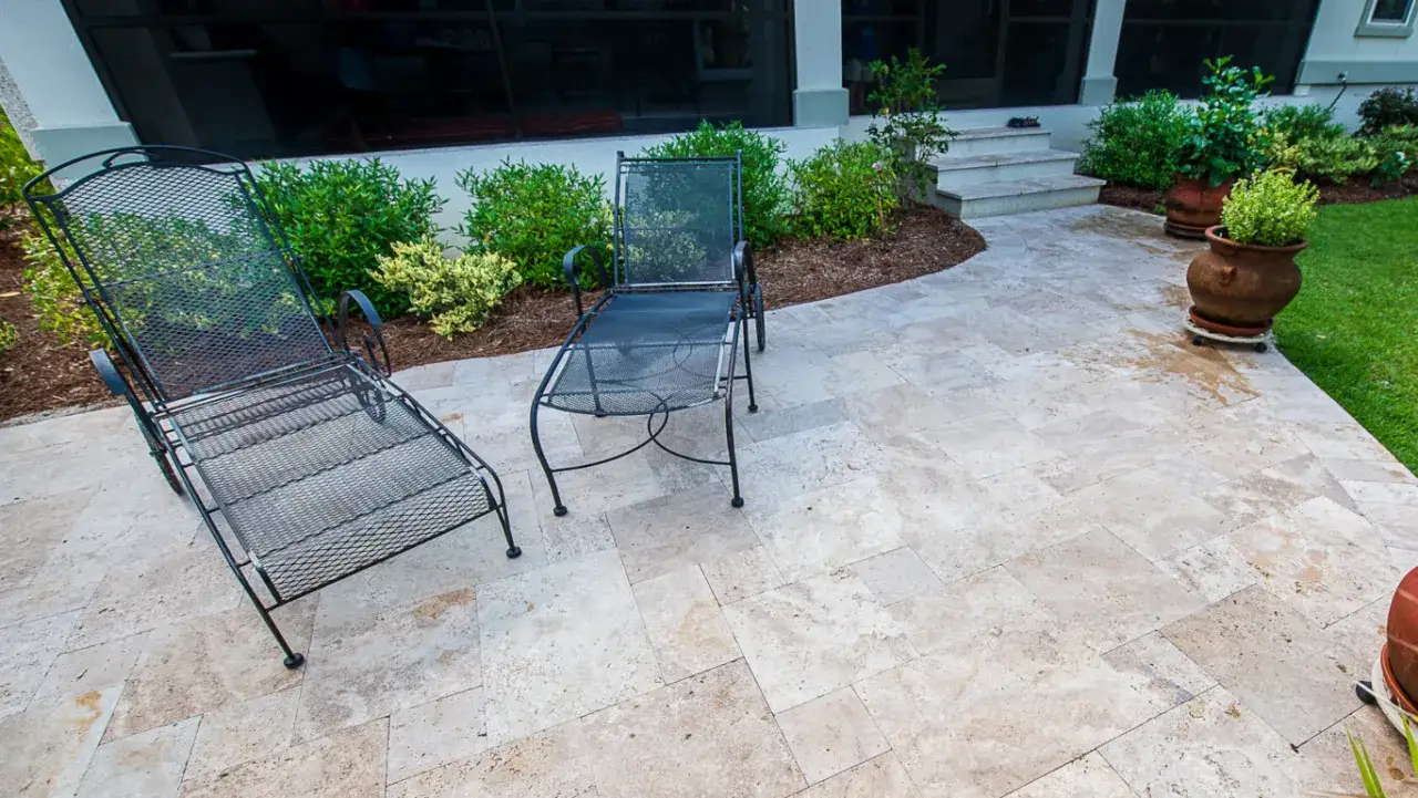 Skuteczne metody czyszczenia kamienia na tarasie – zachowaj ich blask!