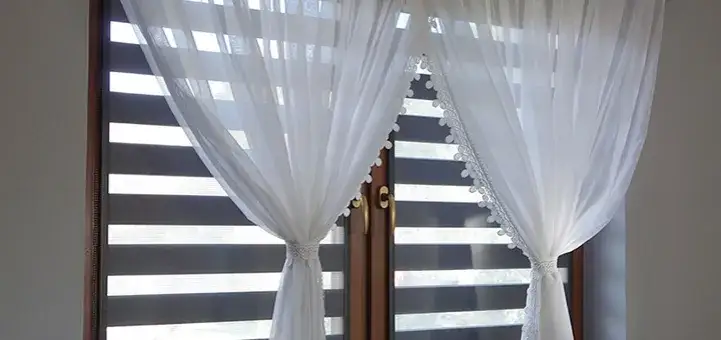 Idealne kolory rolet do brązowych okien, które odmienią Twoje wnętrze