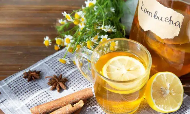 Kombucha co to? Odkryj skład, korzyści i ryzyko picia tego napoju