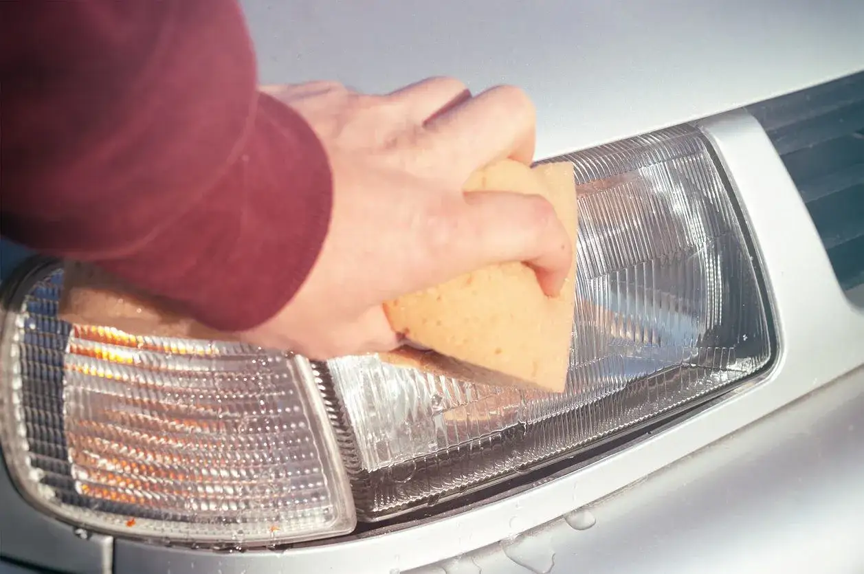 Jak wyczyścić żółte lampy w samochodzie i przywrócić ich blask