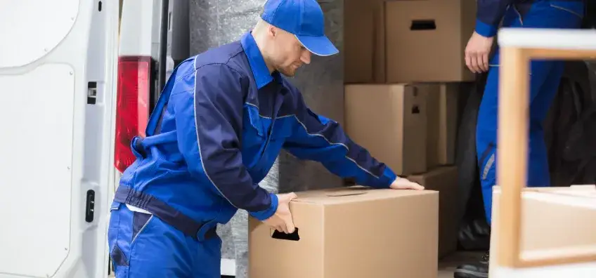 Czy kierowca ma obowiązek rozładować towar? Przepisy i praktyka w transporcie