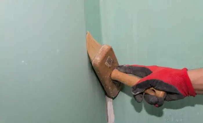 Gruntowanie przed gładzią: uniknij wpadek i idealnie wyrównaj ściany