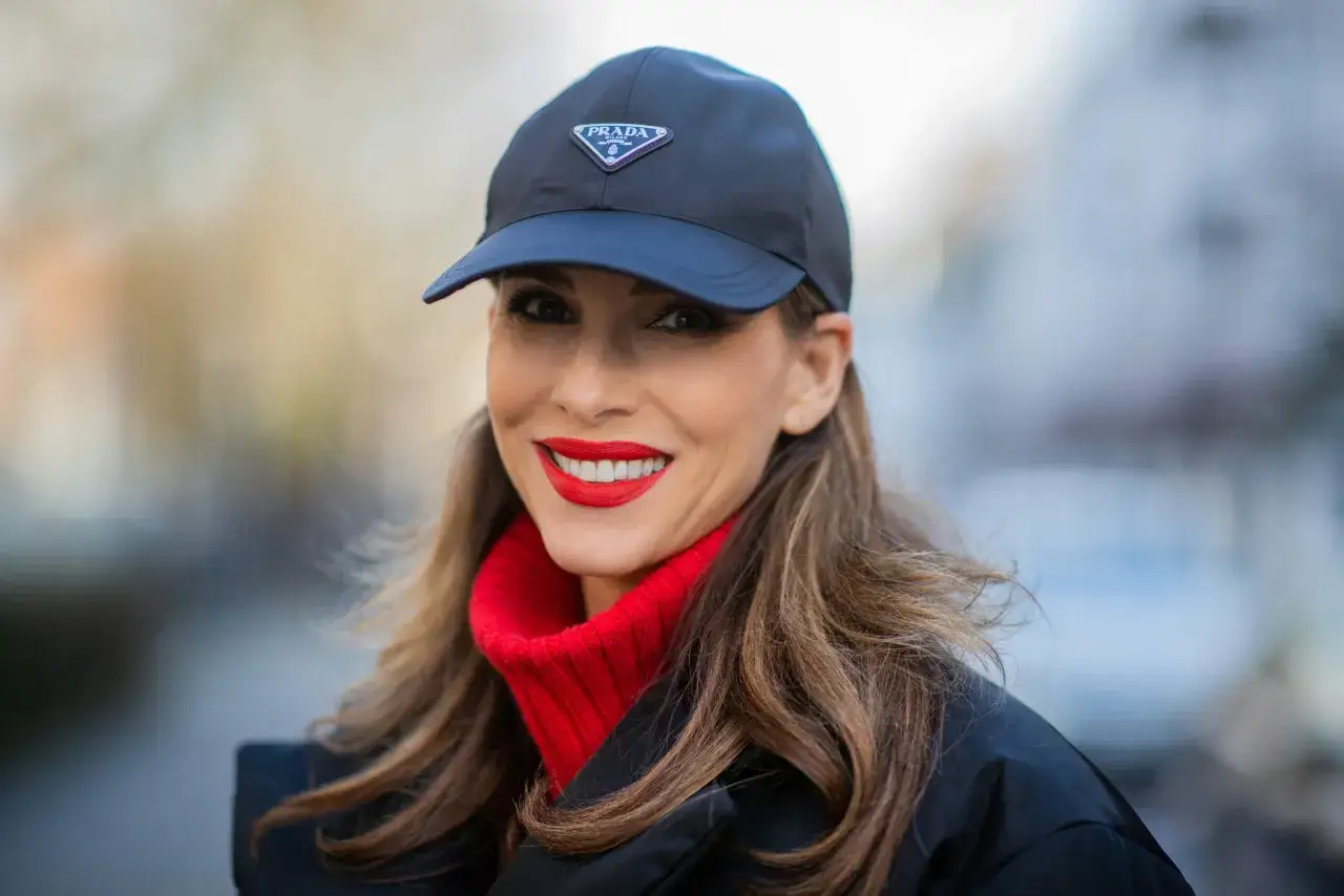 Czapka z daszkiem stylizacje - Odkryj modne i nietypowe zestawienia