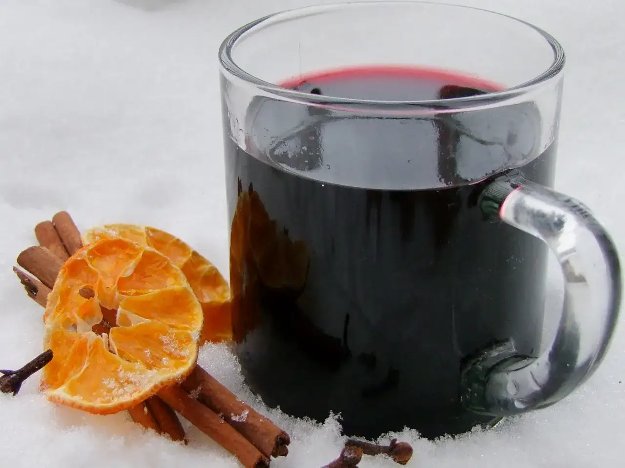 Jak podgrzać grzaniec, aby uniknąć zniszczenia smaku wina