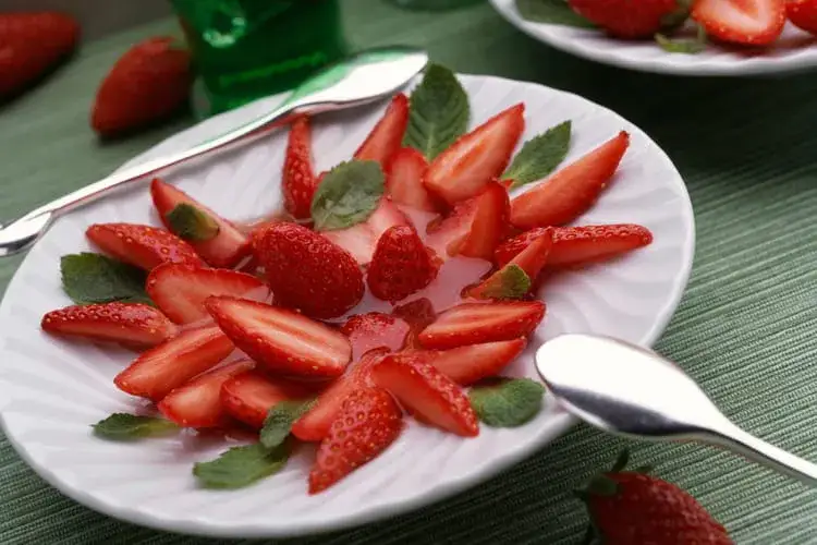 Recette de salade de fraise simple et délicieuse à préparer facilement