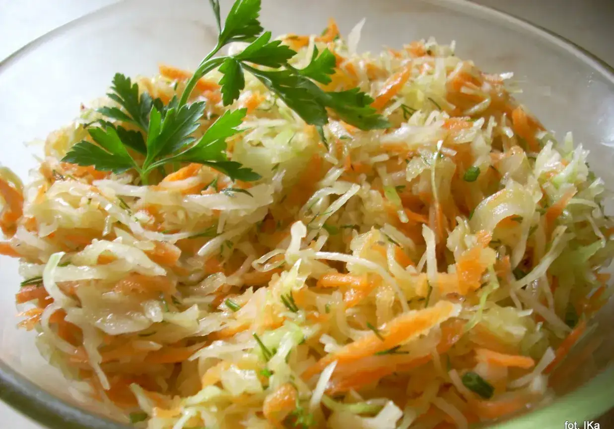 Surówka z białej kapusty jak w barze – łatwy przepis na smakowitość