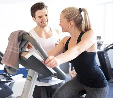 Bieżnia czy rowerek – co lepsze dla zdrowia, spalania tłuszczu i kontuzji?