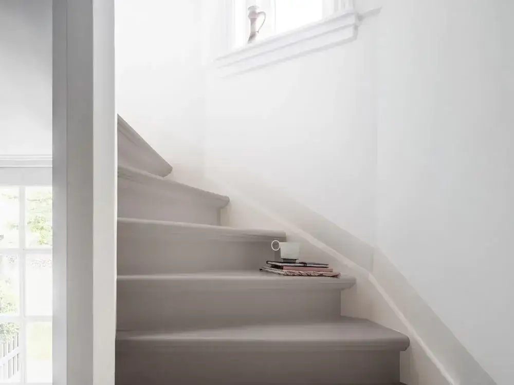 Jaką farbą pomalować schody drewniane na biało? Sprawdź najlepsze wybory.