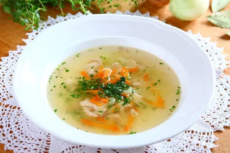 Jak ugotować bulion drobiowy - prosty przepis na aromatyczny wywar