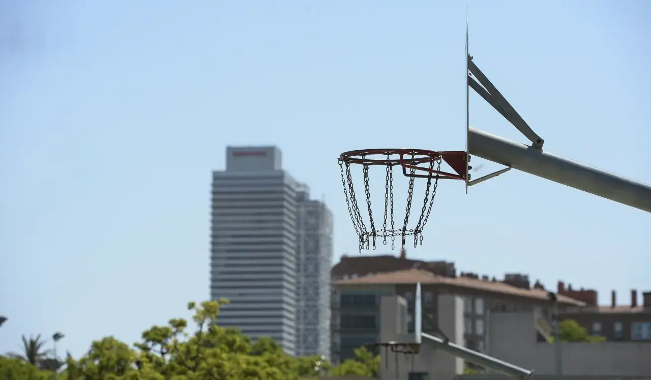 Todo lo que necesitas saber sobre la pista de baloncesto Parque del Poblenou