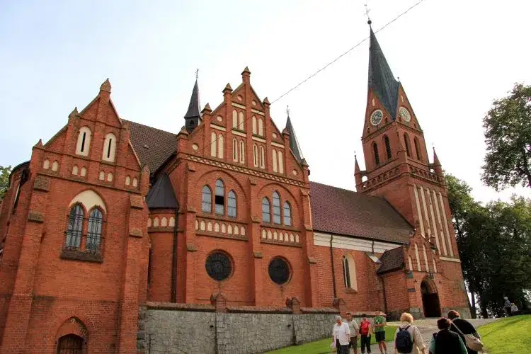 Sanktuarium Matki Bożej Gietrzwałdzkiej: historia, cuda i praktyczne wskazówki dla pielgrzymów