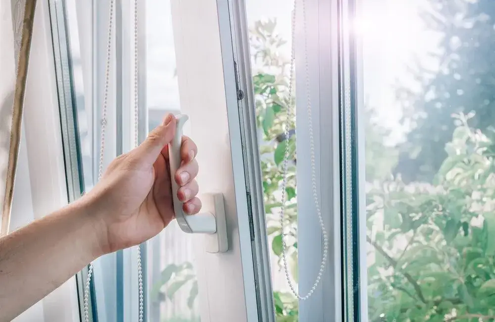 Jak bez wysiłku odkręcić klamkę w oknie? Prosty trik, który rozwiąże twój problem