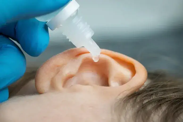 Jak bezpiecznie czyścić uszy niemowlaka? Uniknij błędów i zadbaj o zdrowie dziecka