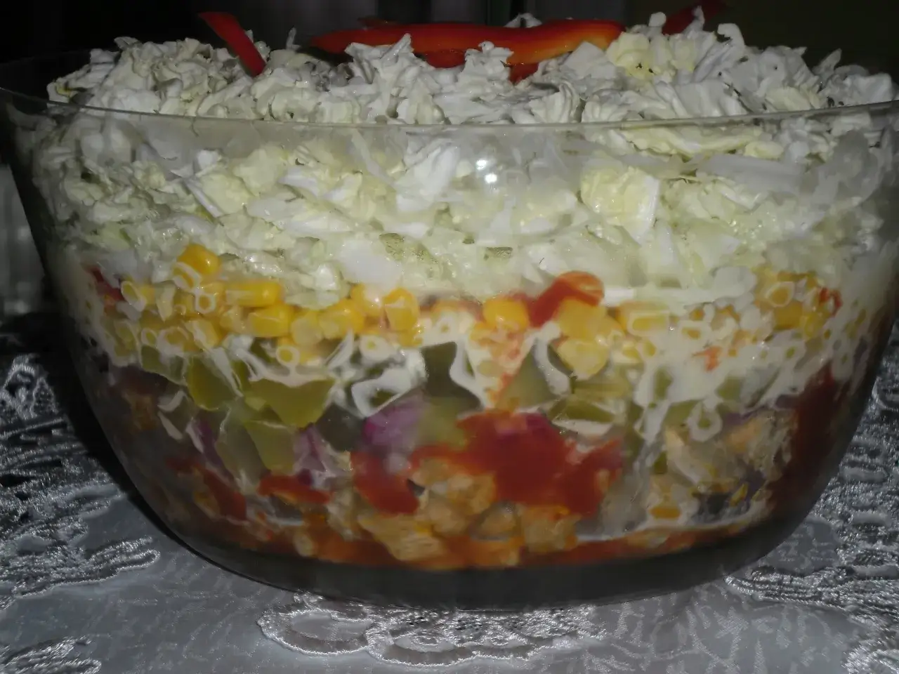 Sałatka gyros jak układać warstwy, by uniknąć najczęstszych błędów